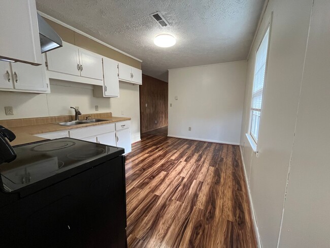 Building Photo - 11 Glenda Dr