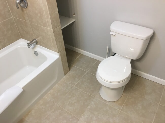 Building Photo - Available now!  517 S. 35th St.  4 Bedroom, 2 Bath Great Midtown location, 1 car garage.