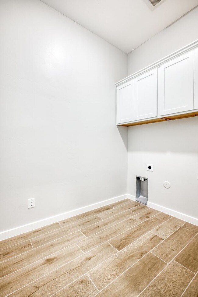 Building Photo - Beautiful East side House 4 bed-2.5 baths, part of The  Club that includes Swimming Pool, Gym, Te...