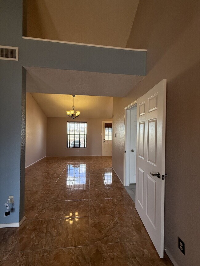 Building Photo - 15327 Woodhill Ct