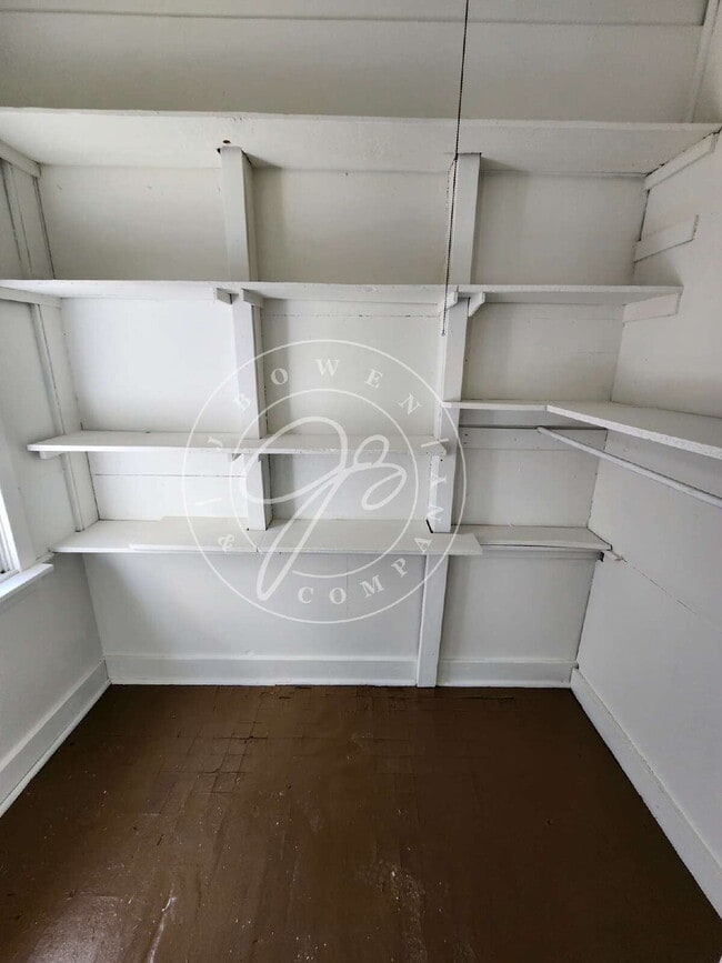 Building Photo - 4 bed 2 bath with 1st floor bedroom and ba...