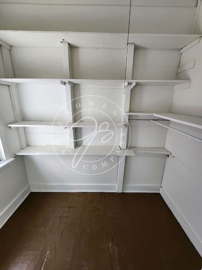 Building Photo - Section 8 and all programs welcome! 4 bed ...