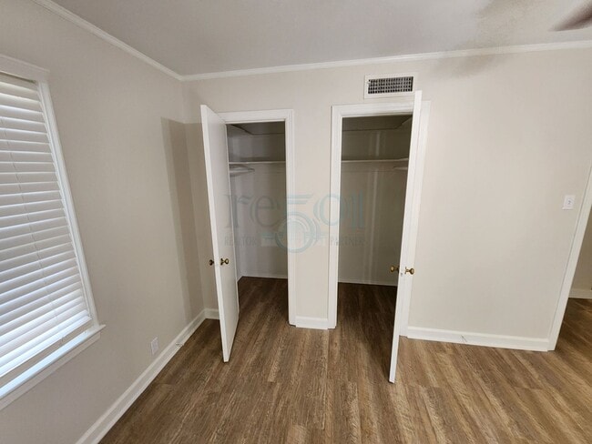 Building Photo - Compeltely Remodeled 3 Bedroom 3 Bathroom