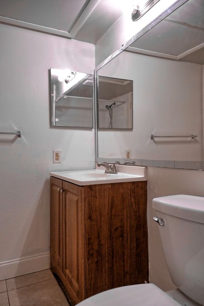 Building Photo - 1 bedroom 1 bath condo at Lakewood Park Co...