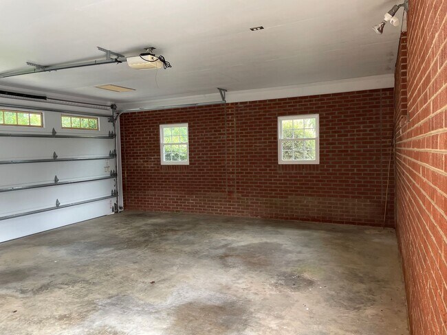 Building Photo - Beautiful 2 Bed, 1 Bath Brick Home in coun...