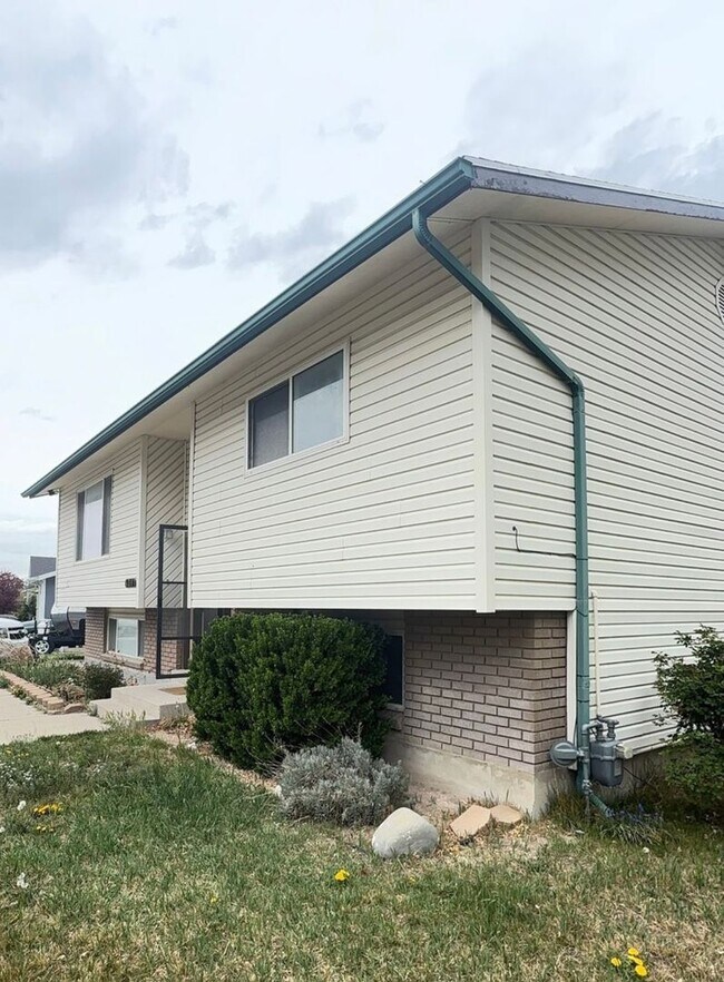 Building Photo - **Coming Soon** 5 bd/ 2 bath Home!