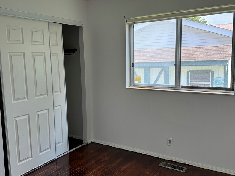 Building Photo - 1617 Somerset Shire Dr