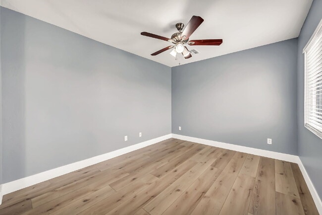 Building Photo - 2422 E Olivine Rd
