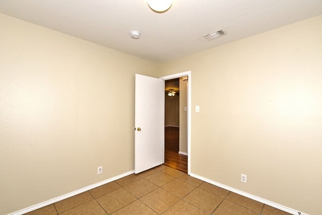 Building Photo - GREAT LOCATION: 1604 & SHAENFIELD  |  3 BE...