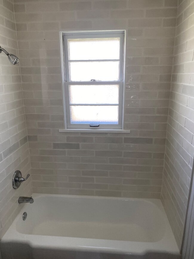 Building Photo - 664 N Walnut St