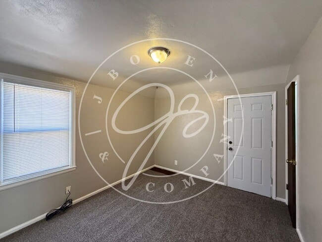 Building Photo - "Charming 2-Bed upper Duplex on Wyckliffe Parkway – Cozy Living Awaits!"