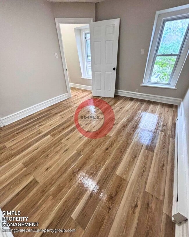 Building Photo - Massive 5 bedroom 1 bath house with fence in yard