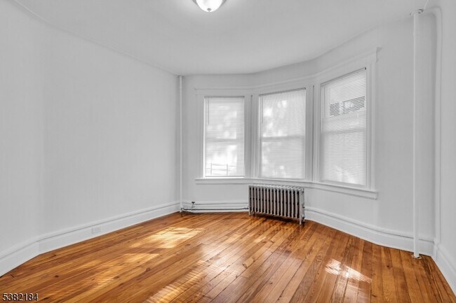 Building Photo - 937 Grove St