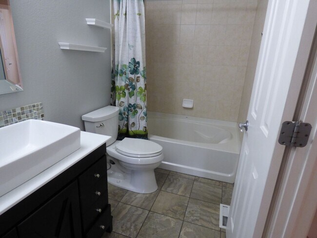 Building Photo - 805 Summer Hawk Dr