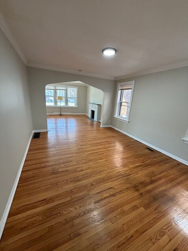 Building Photo - 5041 Lindenwood Ave