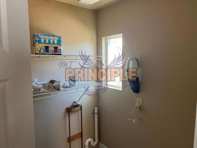 Building Photo - Charming Bungalow Downtown