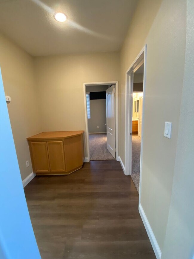 Building Photo - Gorgeous NW Home 4 Bed/3 Bath $2,850 Rent & 2,850 Deposit