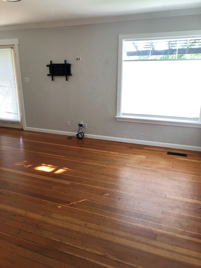 Building Photo - 2 Bedroom Bungalow close to BSU.