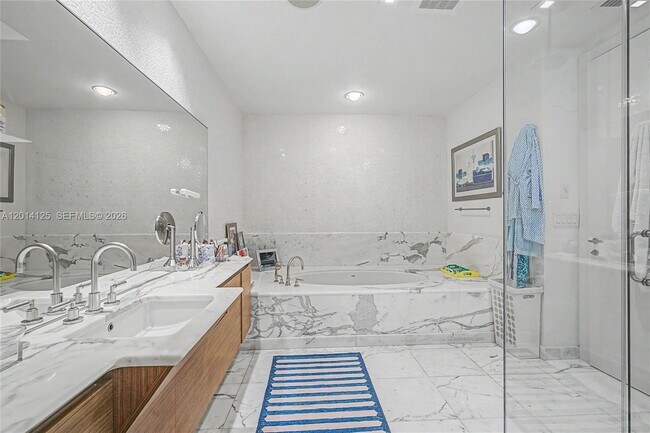 Building Photo - 2627 S Bayshore Dr