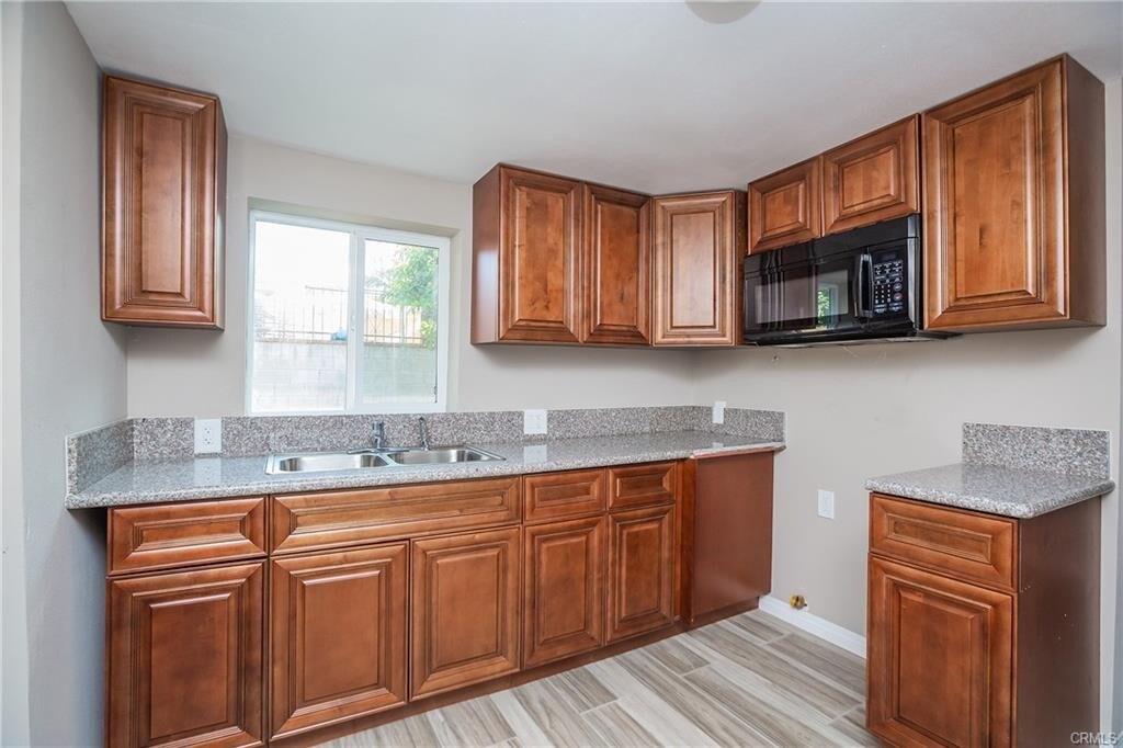 Building Photo - 712 W 54th St