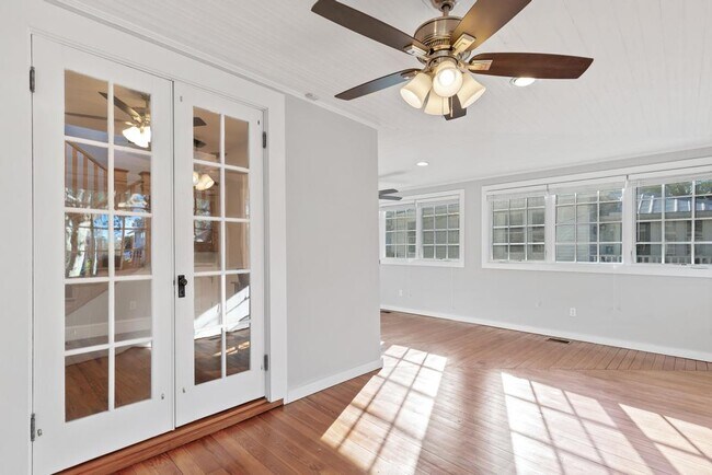 Building Photo - 313 St George St