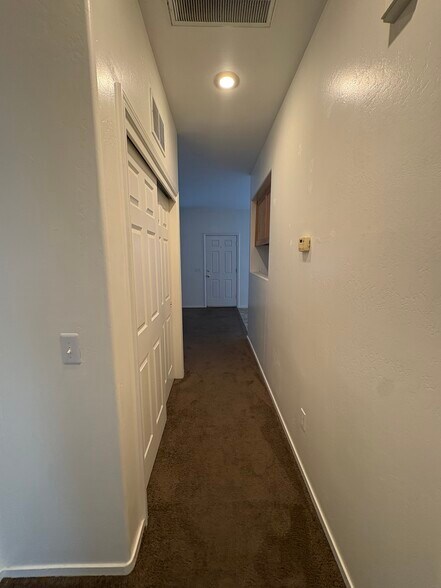 Building Photo - 609 Yellow Meadow Ct