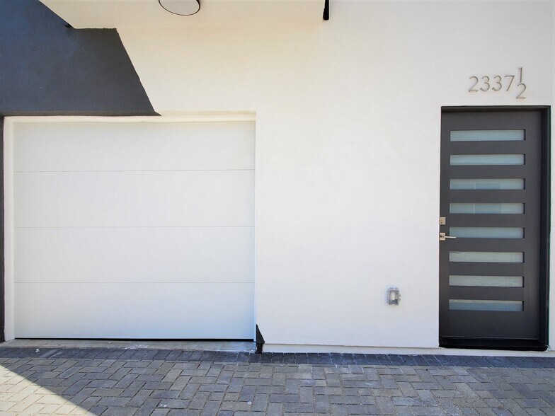 Building Photo - 2337 S Crenshaw Blvd