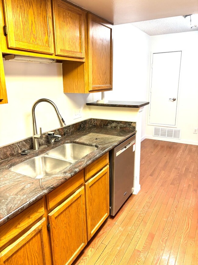 Building Photo - Nicely updated 2bd 2 ba Condo for rent Den...