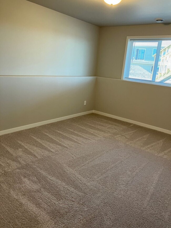 Building Photo - 4 Bed 3 Bath Single Family Home