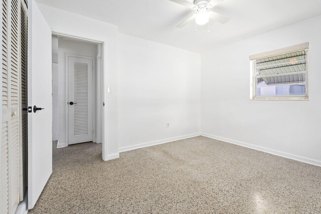 Building Photo - 1658 NE Sunview Terrace
