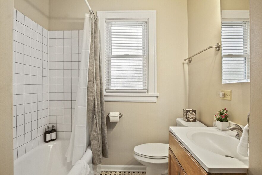 Building Photo - 1335 N Jackson St