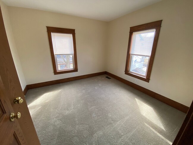 Building Photo - 3 Bedroom, 1.5 Bath Single Family Home Available Now!