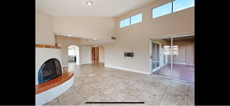 Building Photo - 1012 W Desert Hills Dr