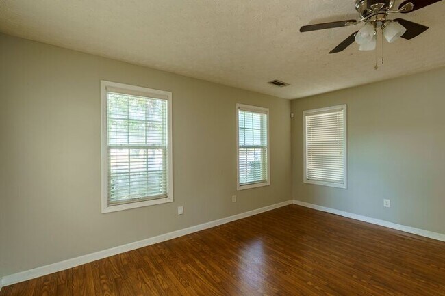 Building Photo - 321 Samuel Clemens Way