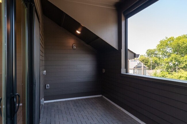 Building Photo - Stunning Salemtown Townhome!