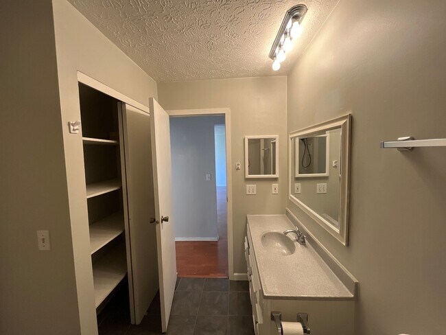 Building Photo - 1290-1292-1292 Gatwick Ct