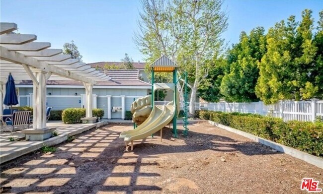 Building Photo - 1241 Ivy Terrace