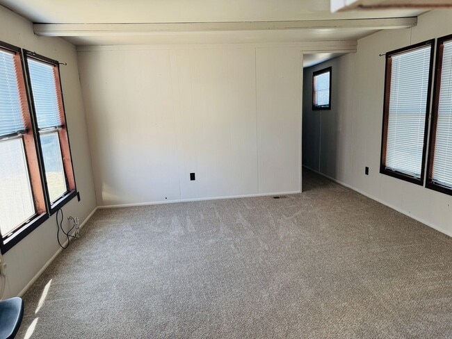 Building Photo - 2 Bedroom fresh remodel in Billings Heights
