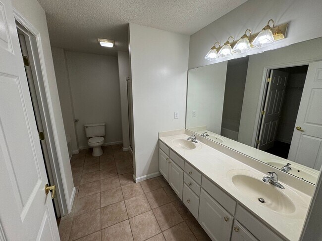 Building Photo - 11371 Clubhaven Pl