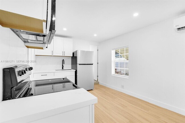 Building Photo - 2419 Coolidge St