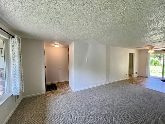 Building Photo - (#738) Duplex Near Squaxin Park - Water/Se...