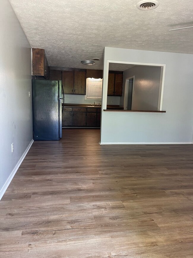 Building Photo - 2BR 1 Bath Duplex off Whitehead Rd! Availa...