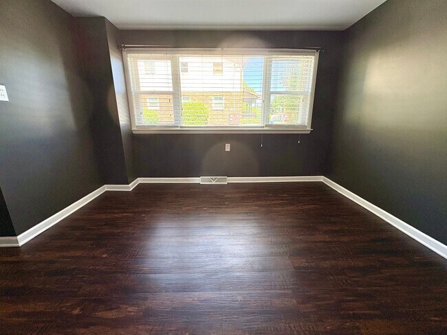 Building Photo - 4 Bedroom 2 Bathroom in Harrisburg!