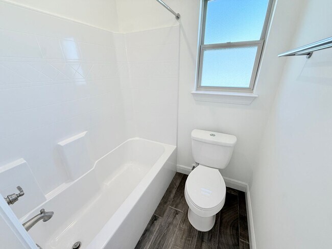 Building Photo - Luxurious 4-Bedroom Home
