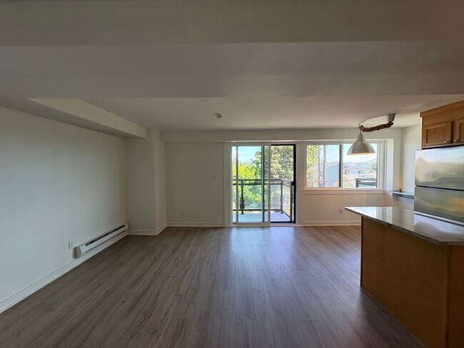 Building Photo - Marvelous Queen Anne Condo!