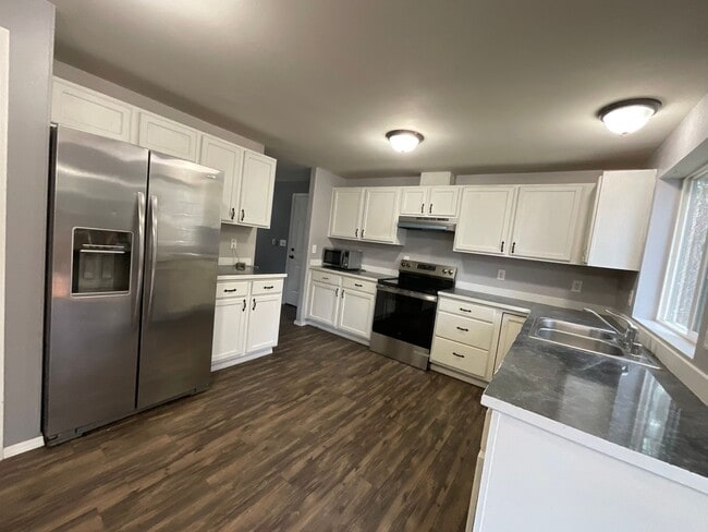 Building Photo - 5 Bedroom Home on 5 Acres!