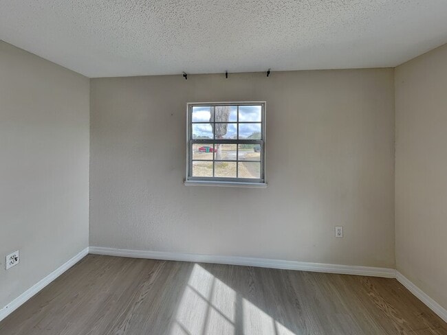 Building Photo - 502 Dunbar Ave