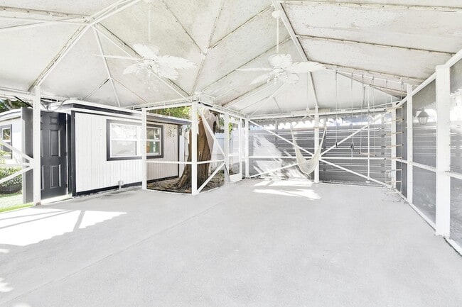 Building Photo - 3210 Palm Dr