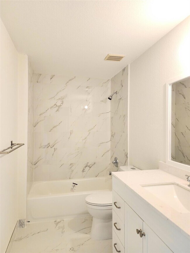 Building Photo - 15145 Michelangelo Blvd