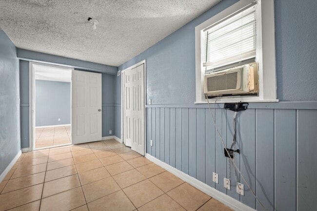 Building Photo - 304 Bernard Rd